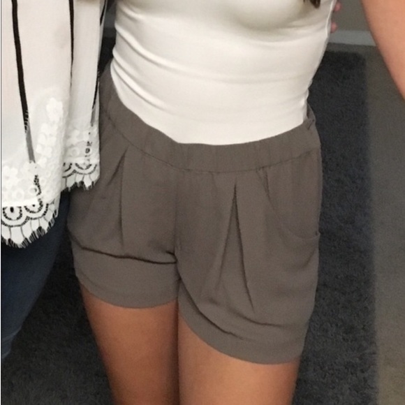 BCBG Max Azria Lightweight Olive Green Shorts with Elastic Waist & Pockets Small - Picture 11 of 11